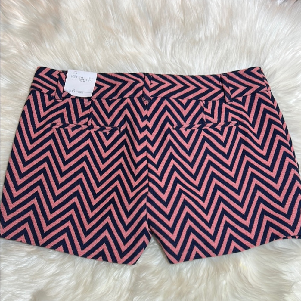 #0188- NWT LOFT Riviera Pink & Navy Slant Picket Chevron Shorts-6 - Picture 3 of 11